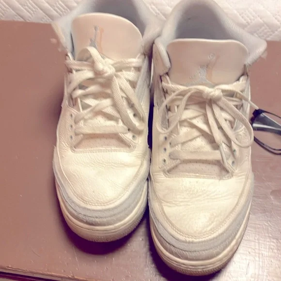 Hi, my name is Ronnie. I’m selling Jordan in good condition very clean size 9.